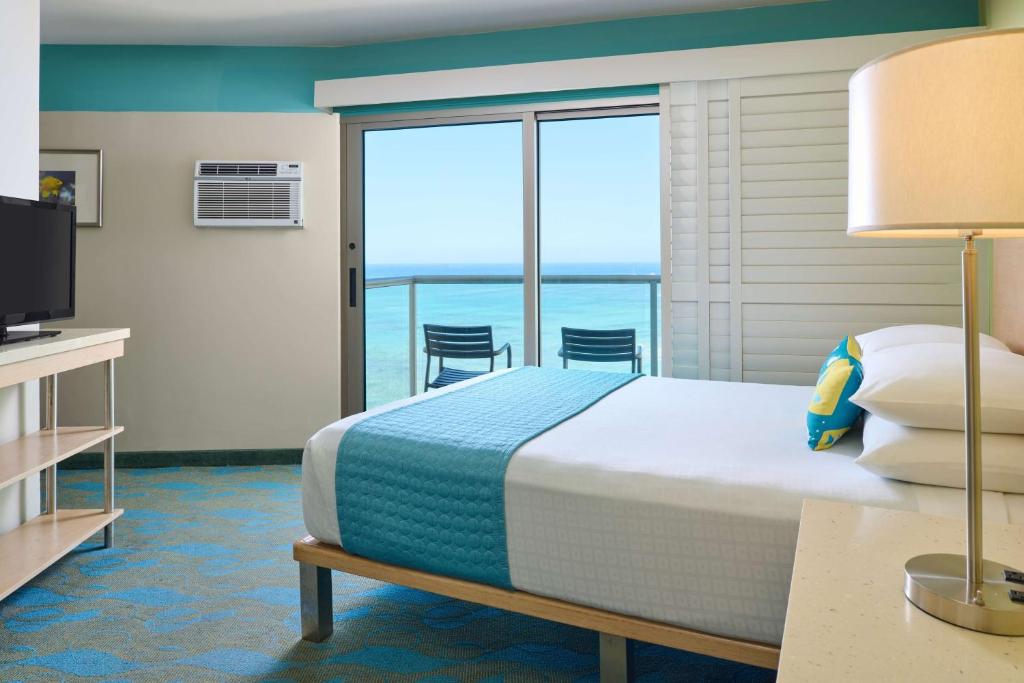 Postel nebo postele na pokoji v ubytování Aston Waikiki Circle Hotel