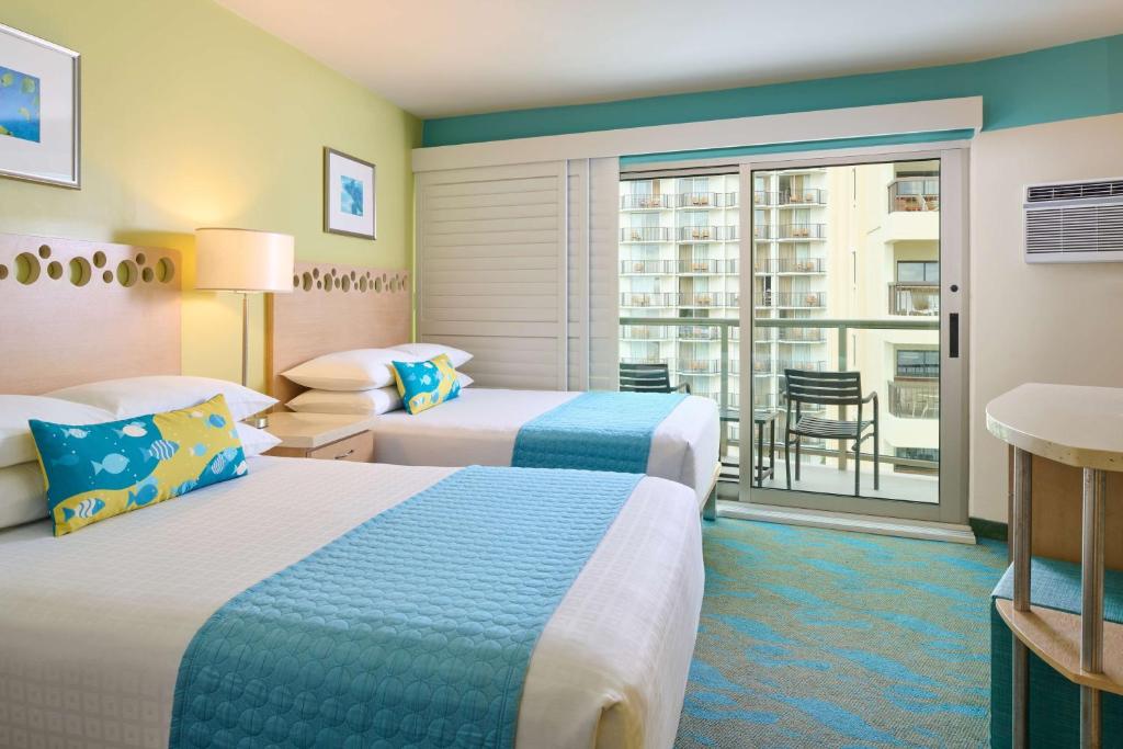 Postel nebo postele na pokoji v ubytování Aston Waikiki Circle Hotel