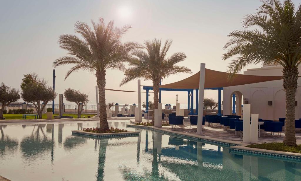 Bazén v ubytování Hilton Salwa Beach Resort and Villas nebo v jeho okolí