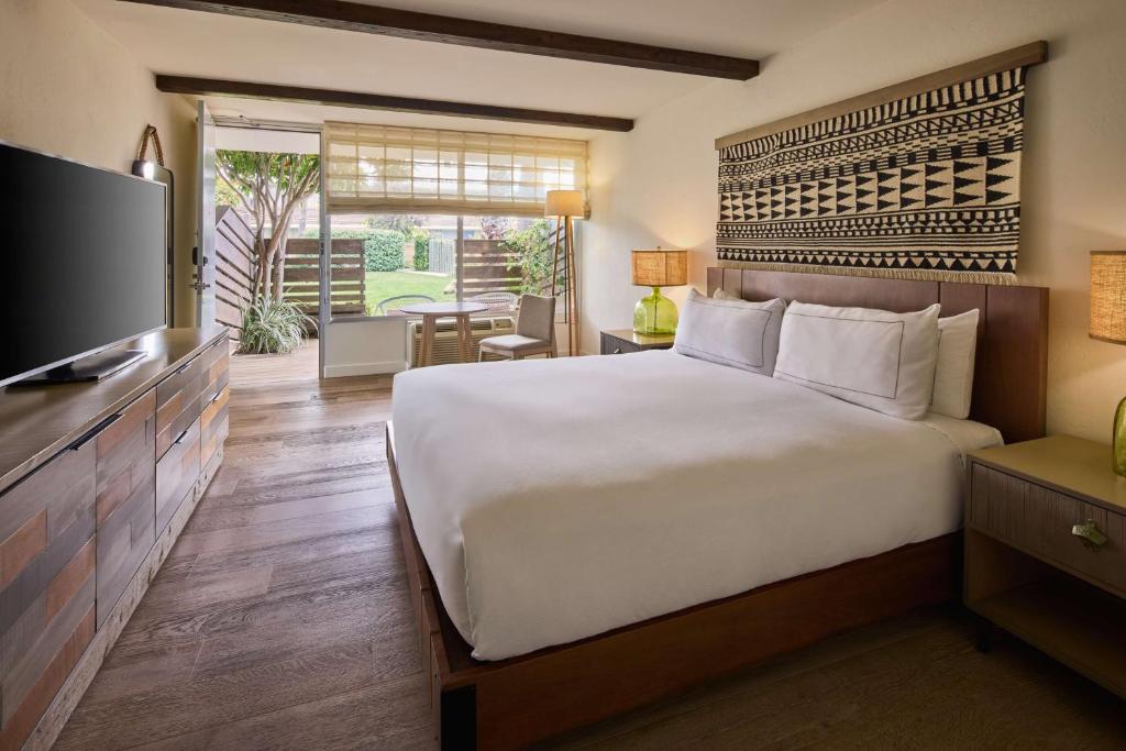 The Leta Santa Barbara Goleta, Tapestry Collection by Hilton - King Kamer