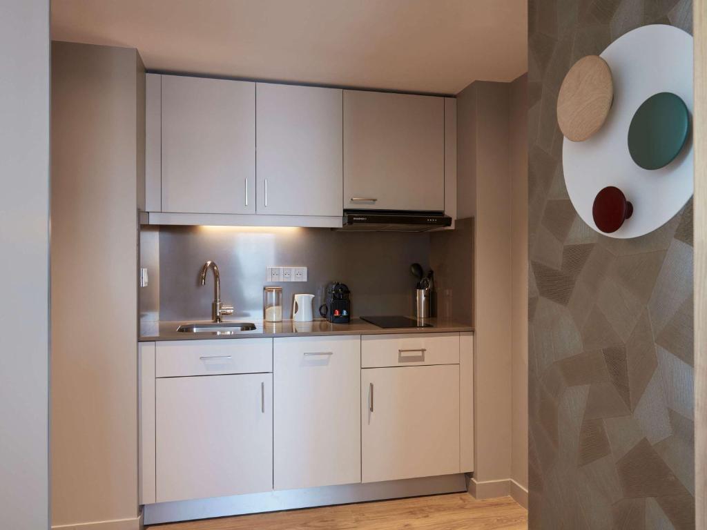 Aparthotel Adagio Original Toulouse Centre La Graveにあるキッチンまたは簡易キッチン