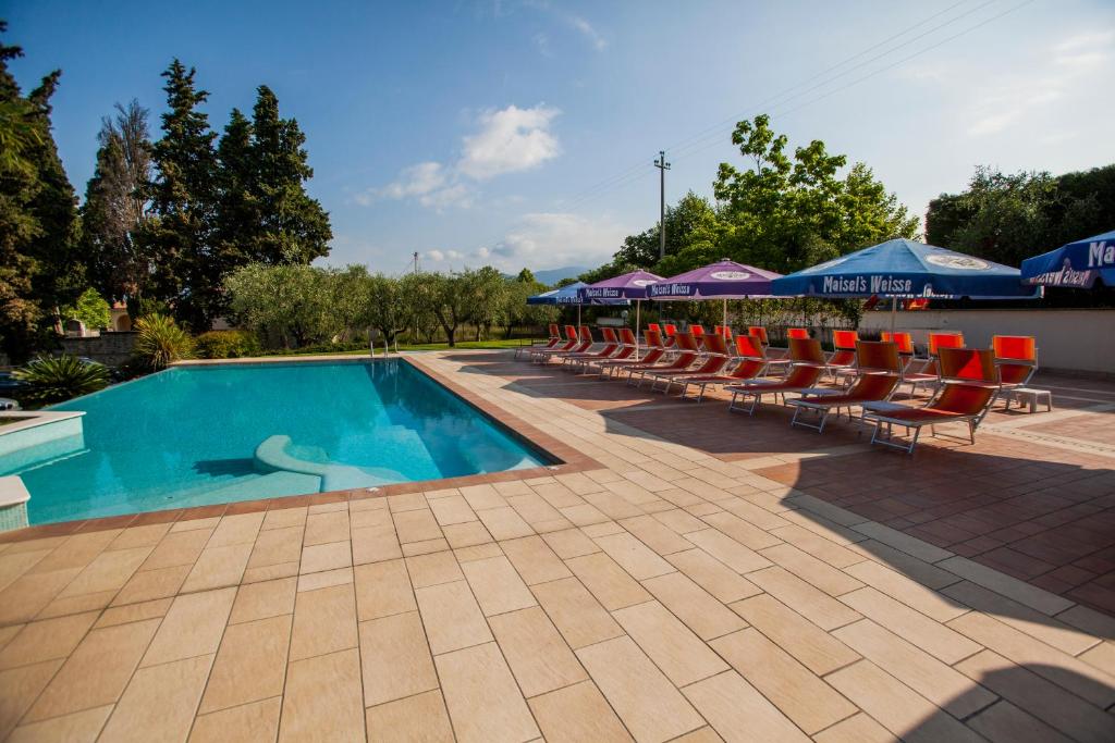 Bazén v ubytování Hotel San Vito nebo v jeho okolí