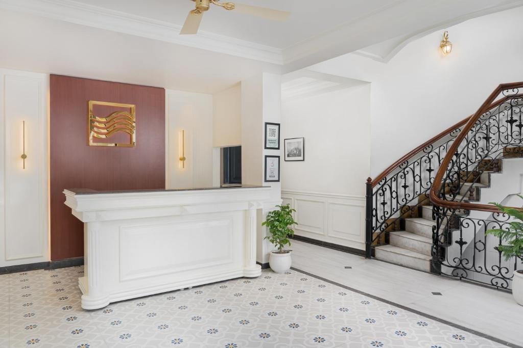 a room with a staircase and a stair case at Hotel Ganga Maiya in Lucknow