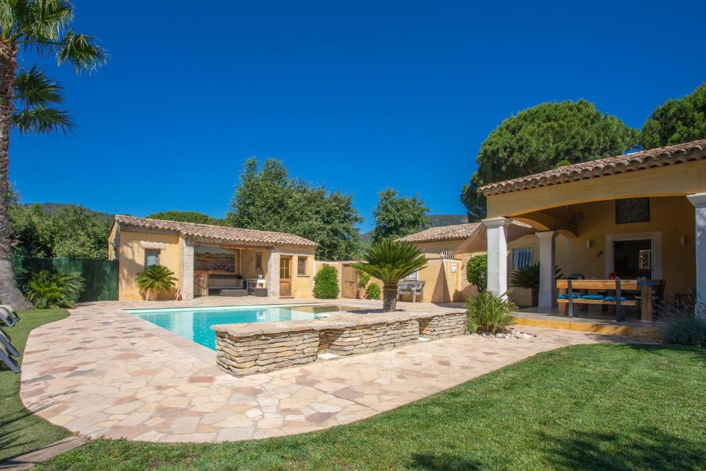 une cour arrière avec une piscine et une maison dans l'établissement Villa D'Amour - Golfe de St Tropez, à Préconil