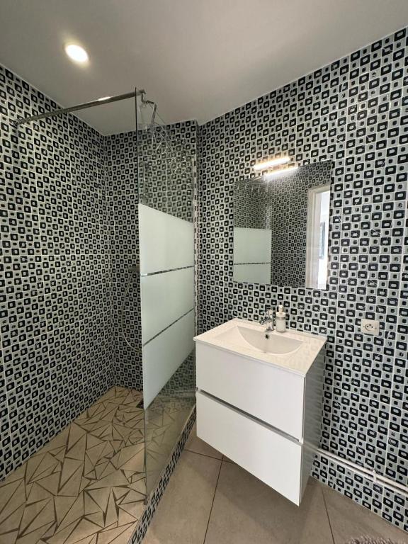 Appart' Hôtel Fauriel Saint Etienne avec parking - Appartement Met één Slaapkamer Met Balkon