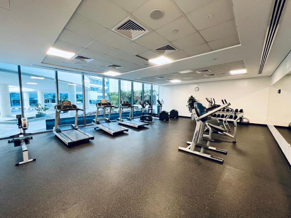 Fitness centrum a/nebo fitness zařízení v ubytování Vacay Lettings - Silverene - Next to Marina Mall with Amazing Marina View