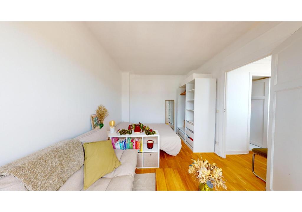 Foto da galeria de JOIVY Charming studio with Eiffel Tower View em Paris