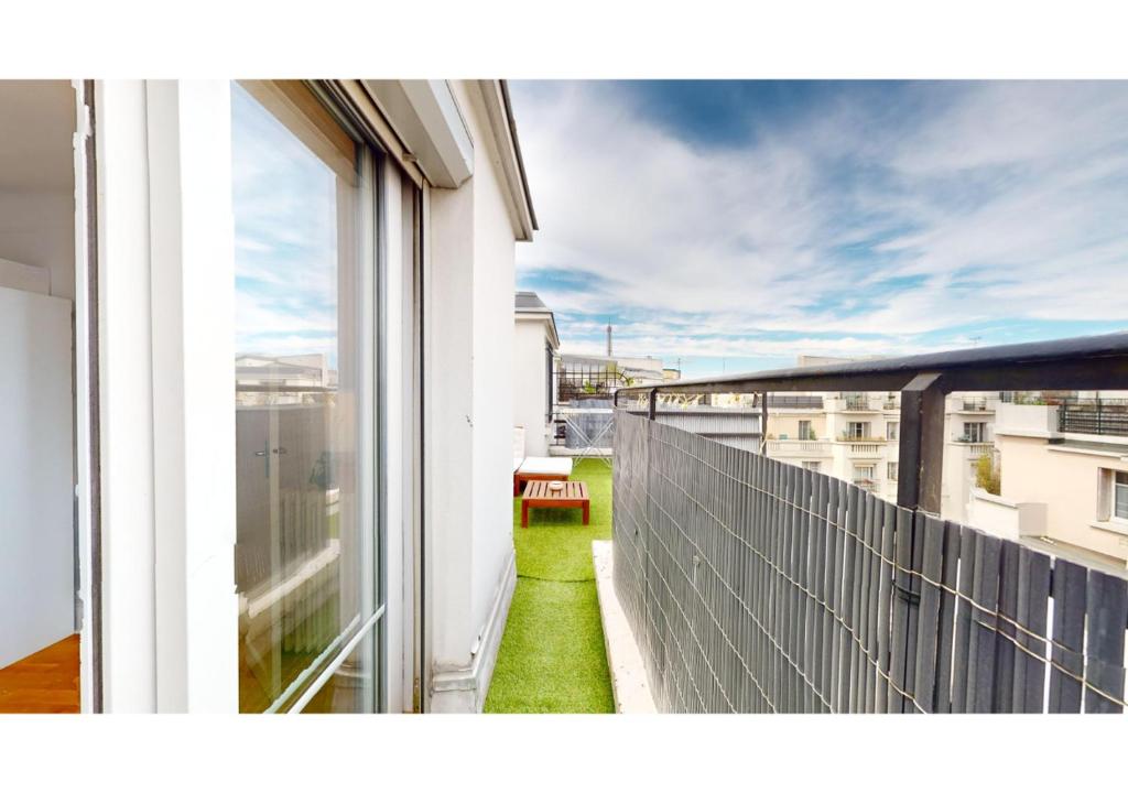 Foto da galeria de JOIVY Charming studio with Eiffel Tower View em Paris