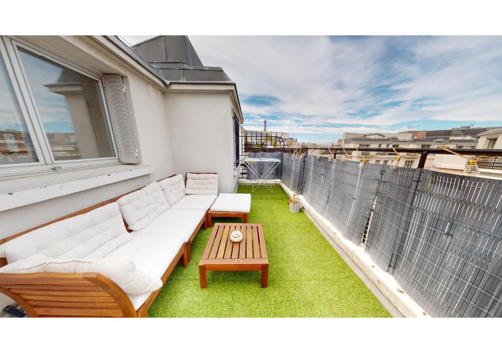Foto da galeria de JOIVY Charming studio with Eiffel Tower View em Paris