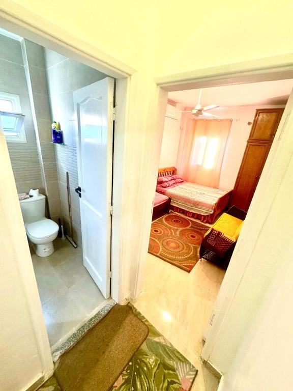 Postel nebo postele na pokoji v ubytování رويال بيتش رأس الحكمة ميني فيلا 2 نوم مكيف كامل صف اول بحر استاند الون عائلات فقط
