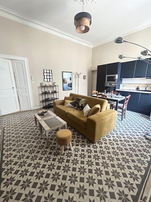 un salon avec un canapé et une table dans l'établissement Le Colbert - T2 Centre Ville, à Nîmes