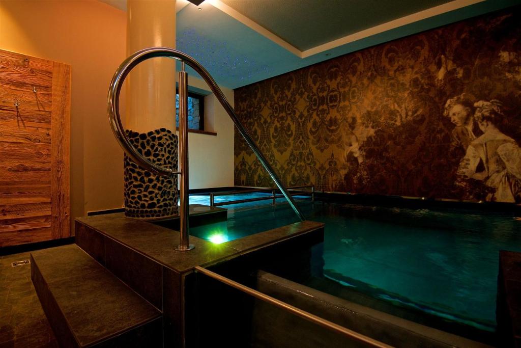 Bazén v ubytování Albergo Caffe Centrale nebo v jeho okolí