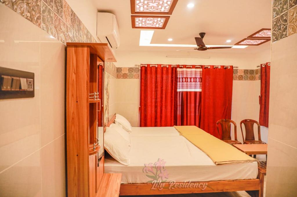 Postel nebo postele na pokoji v ubytování Lily Homestay