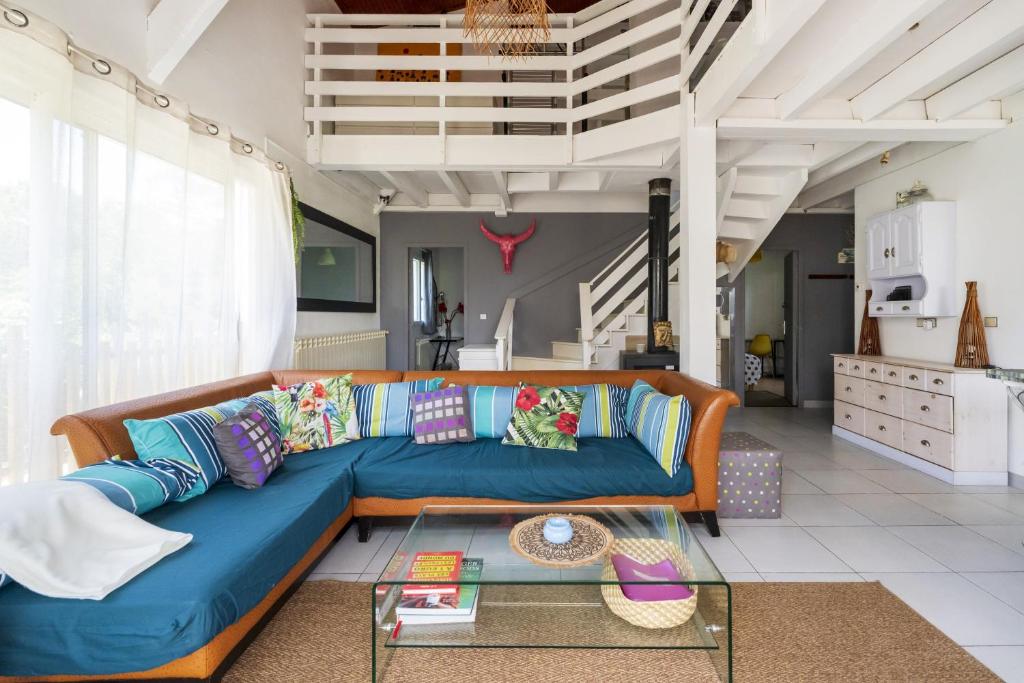 Una sala de estar con un sofá azul y una mesa. en Vacances Pays Basque, en Bidart