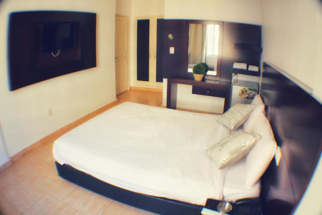 Postel nebo postele na pokoji v ubytování Le Marly Hotel