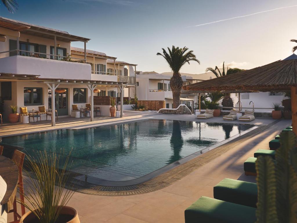 Bazén v ubytovaní NUMO Mykonos Boutique Resort alebo v jeho blízkosti