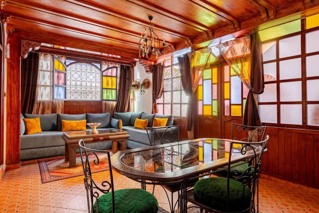 Coin salon dans l'établissement Dar Statia 3 vue mer