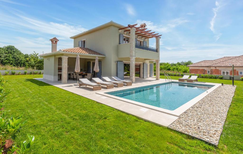 une villa avec piscine et une maison dans l'établissement 3 Bedroom Awesome Home In Nedescina, à Nedeščina