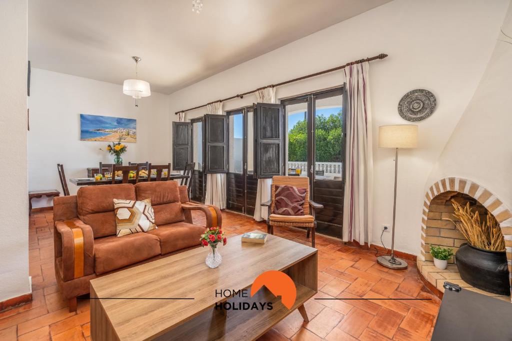 ein Wohnzimmer mit Sofa und Tisch in der Unterkunft #232 Vila Girasol 33 by Home Holidays in Páteo