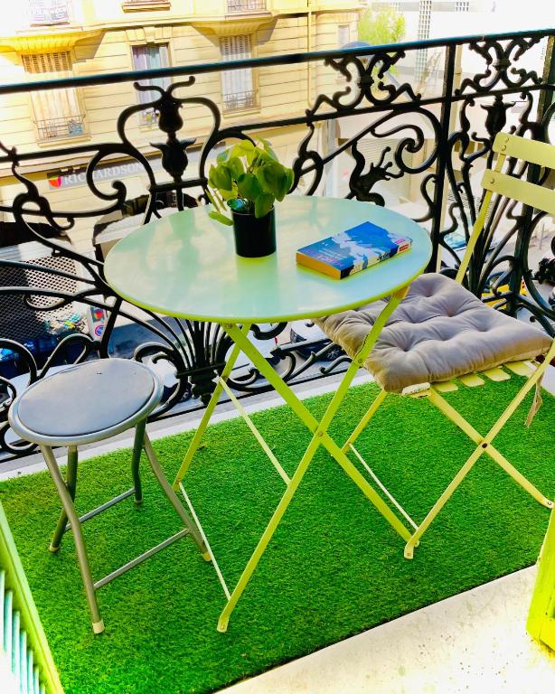 une table et une chaise sur un balcon dans l'établissement À 2 pas du centre, à Nice