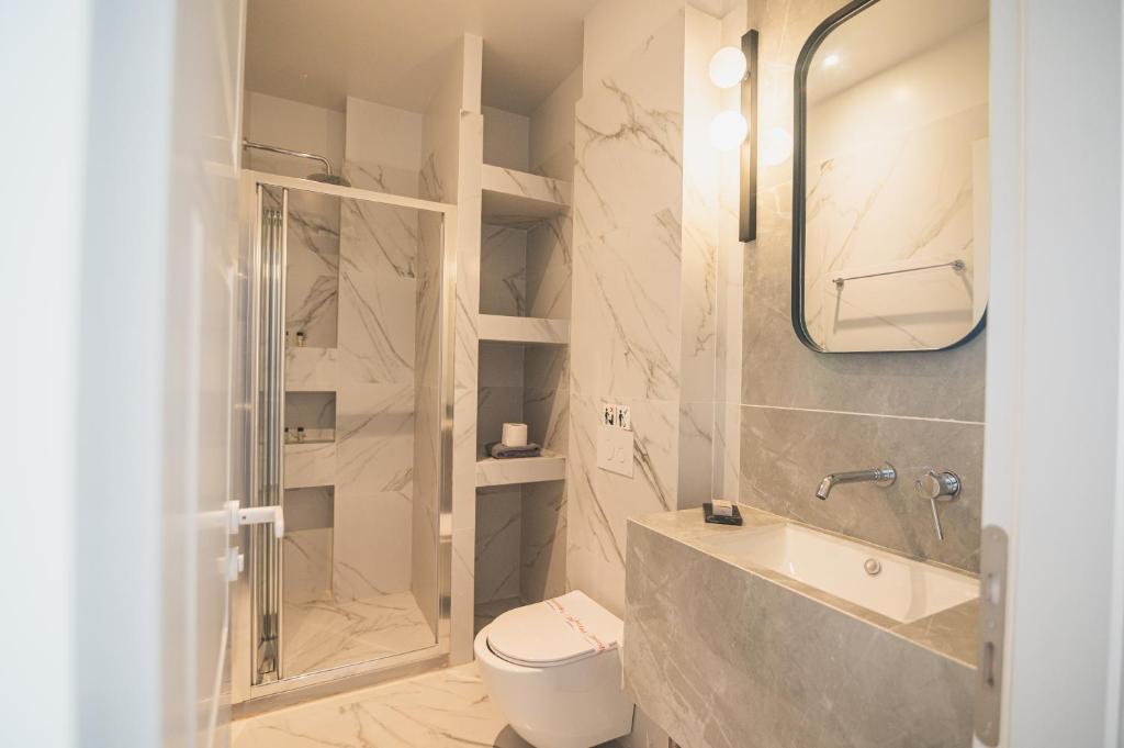 Koupelna v ubytování Downtown Suites by Athens Tower