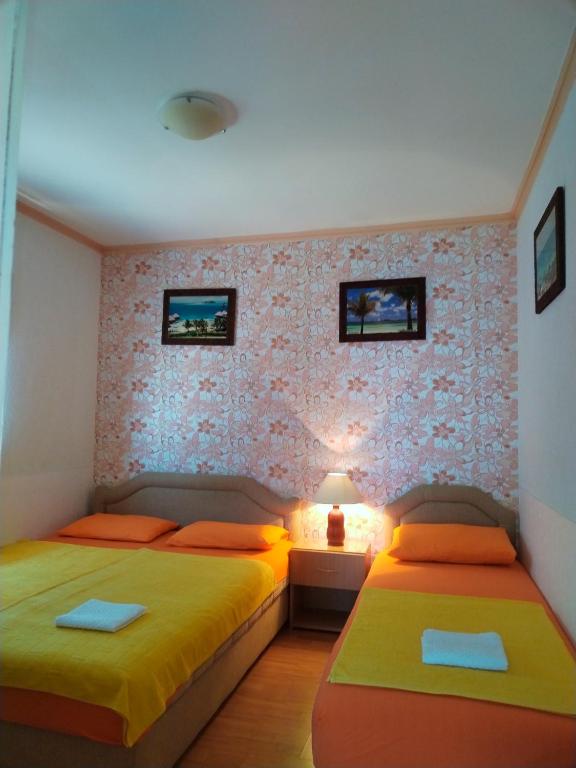 Postel nebo postele na pokoji v ubytování Apartmani LJUBICA