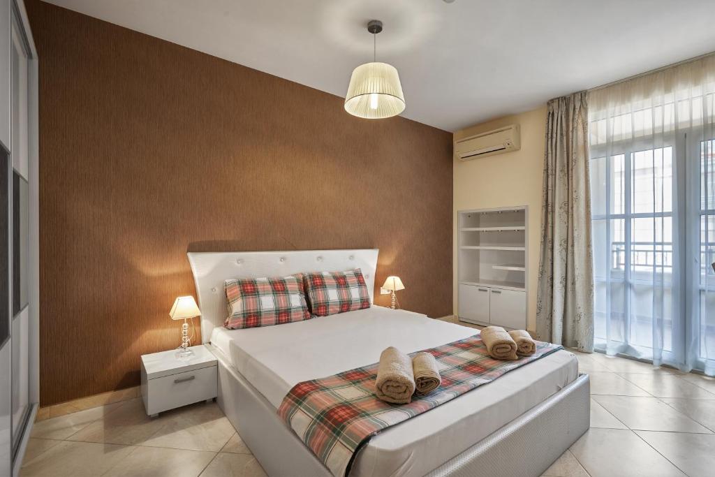 2BD Flat with Balcony in Flores Garden Complex