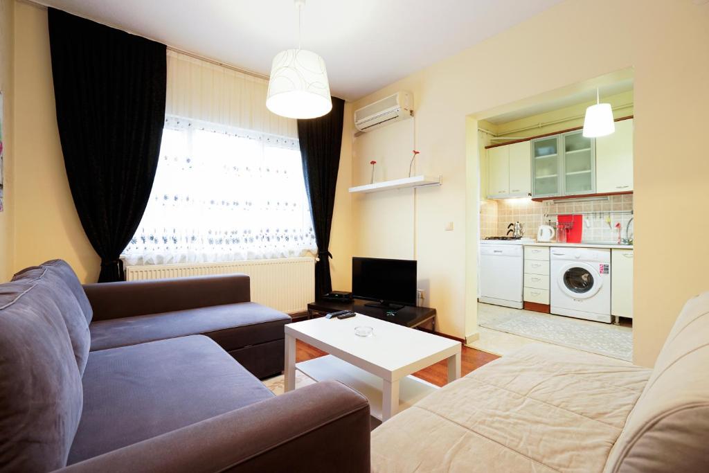 sala de estar con sofá y mesa en Fuarev Apartments - Halkalı Area, en Estambul