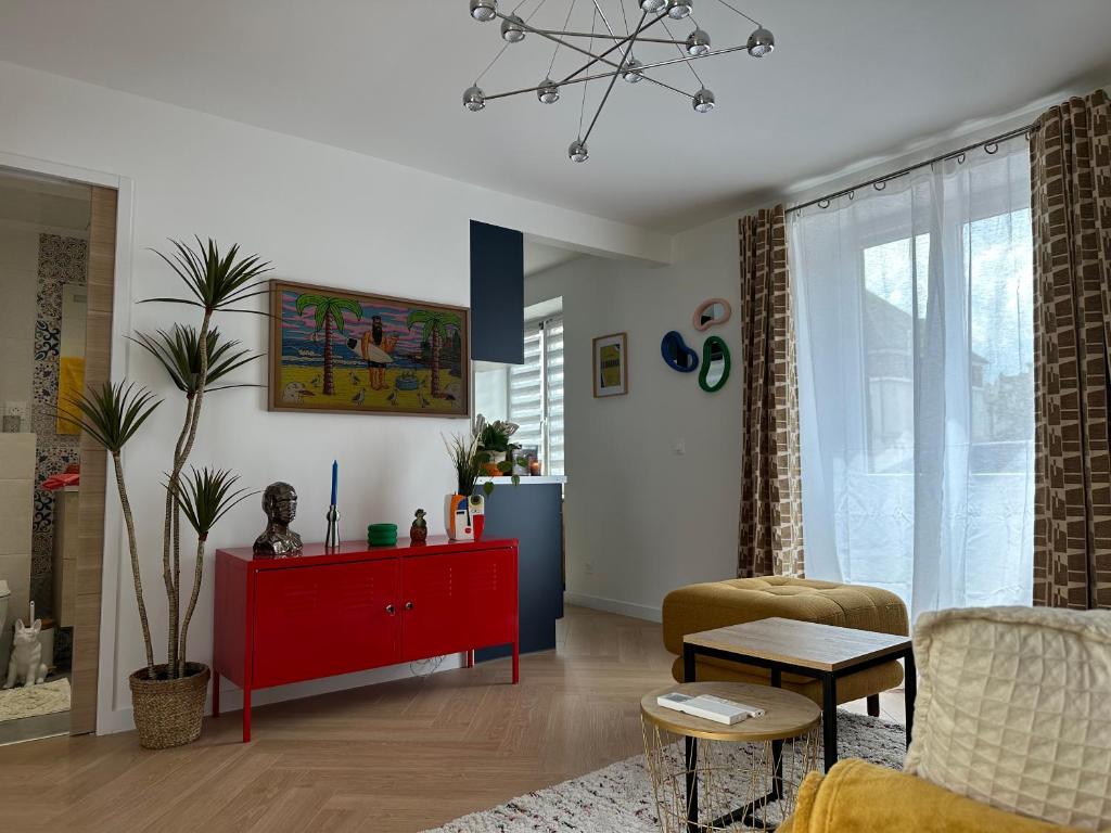 - un salon avec une table rouge et une armoire rouge dans l'établissement Charmant Studio à Étampes, Netflix, à Étampes