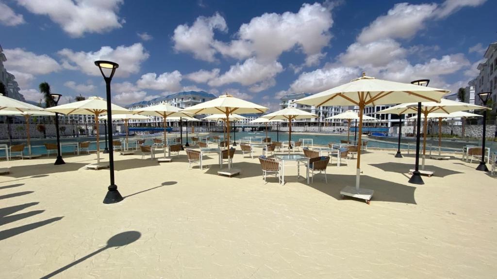 Bazén v ubytování Azur One Eleven Hotel Alamein nebo v jeho okolí