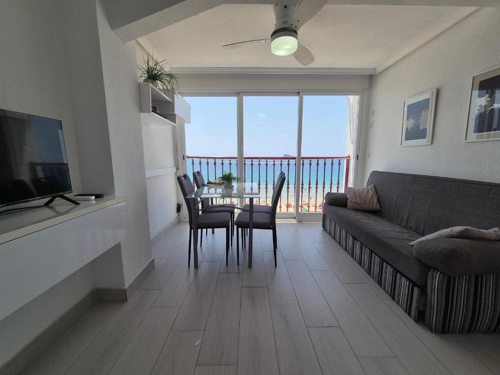 TV a/nebo společenská místnost v ubytování Las Damas estudio-Fincas Benidorm