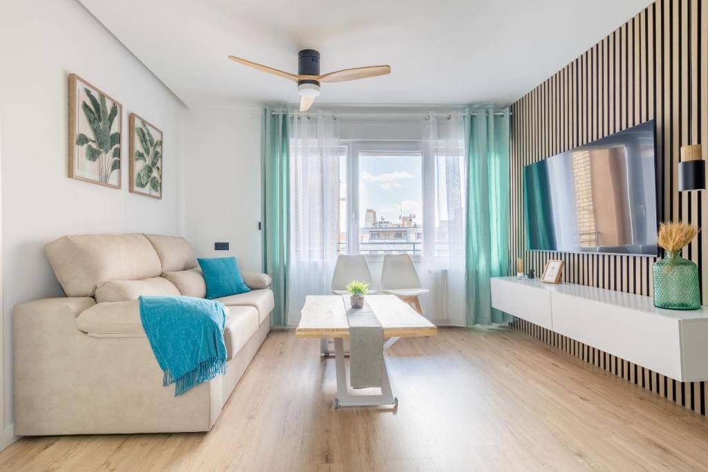 a living room with a couch and a table at Apartamento Luxor en zona Hospital - Universidad in Albacete