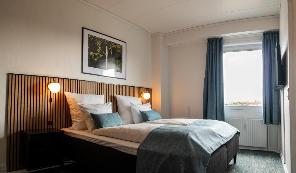 Postel nebo postele na pokoji v ubytování Hotel Phønix Hjørring