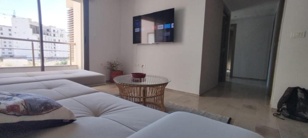 TV a/nebo společenská místnost v ubytování Chez Adoun