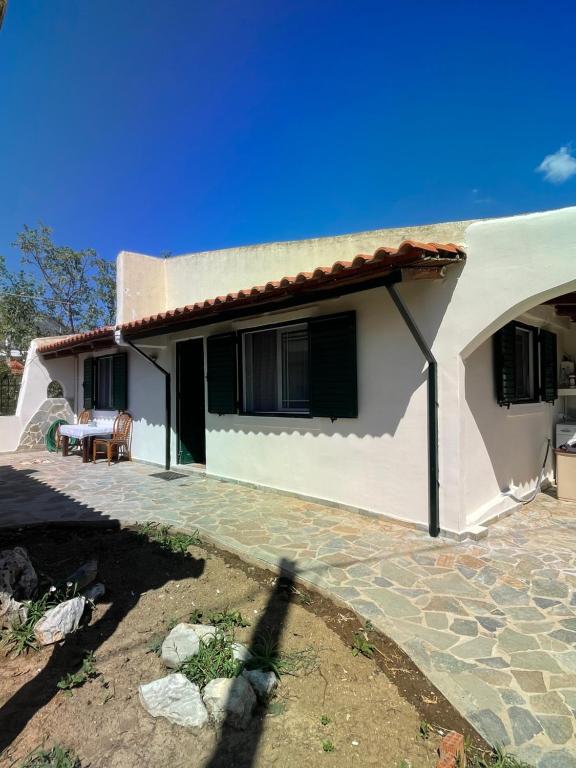 l'ombra di una persona che si trova di fronte a una casa di Μονοκατοικία Στο Λουτρακι a Loutraki