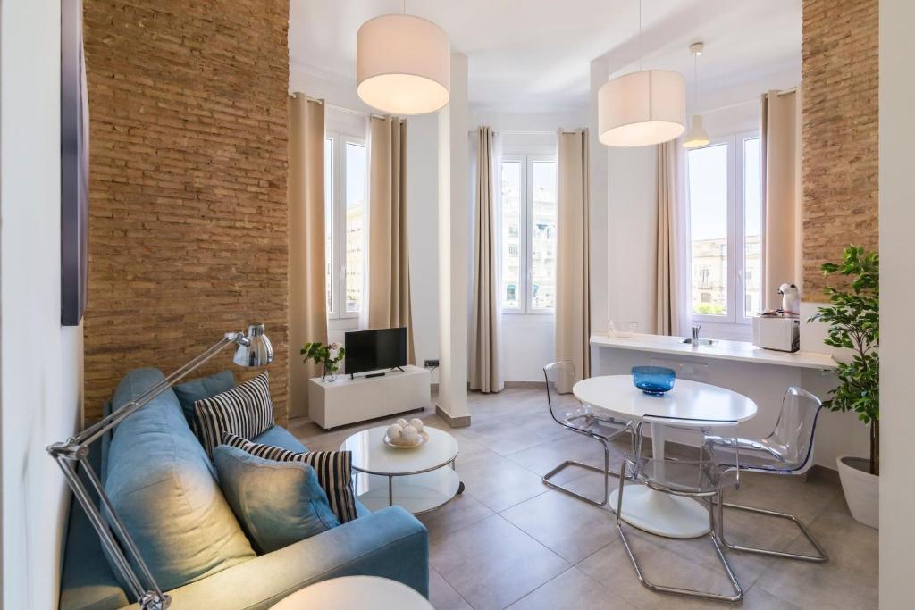 un soggiorno con un divano e un tavolo di Apartamentos Tendillas a Cordoba