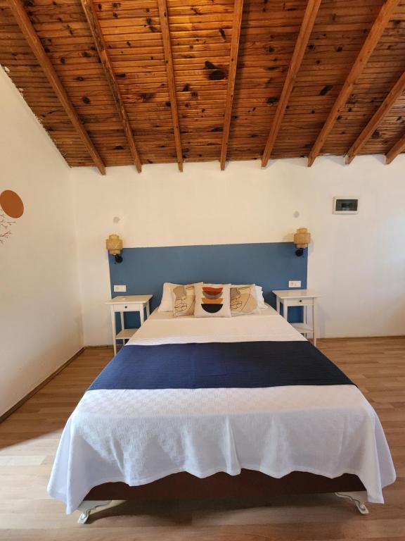 Postel nebo postele na pokoji v ubytování Yedi Butik Hotel