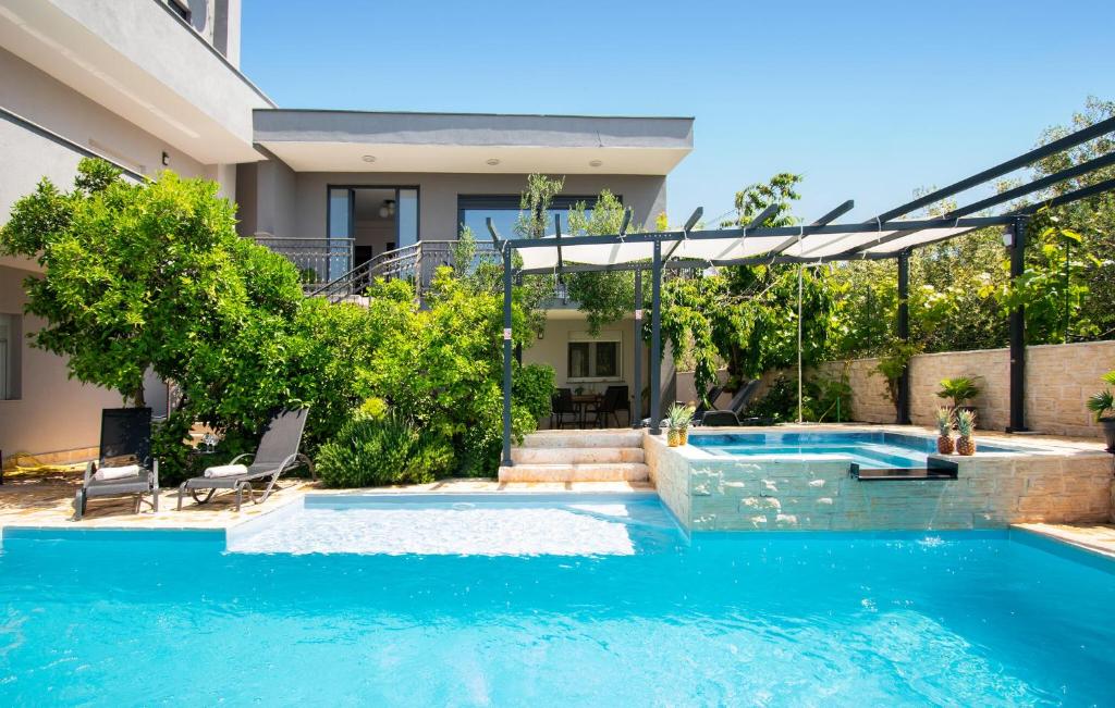 Piscina de la sau aproape de Nice Apartment In Brodarica With Sauna