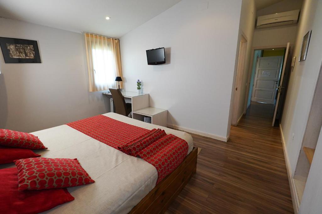 Televízia a/alebo spoločenská miestnosť v ubytovaní Hotel Mas Prades