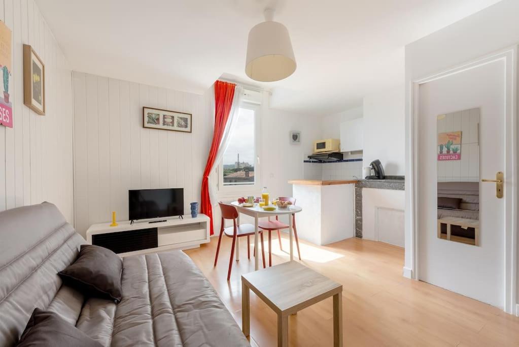 - un salon avec un canapé et une petite table dans l'établissement Aurore - Studio 14, à Carcassonne