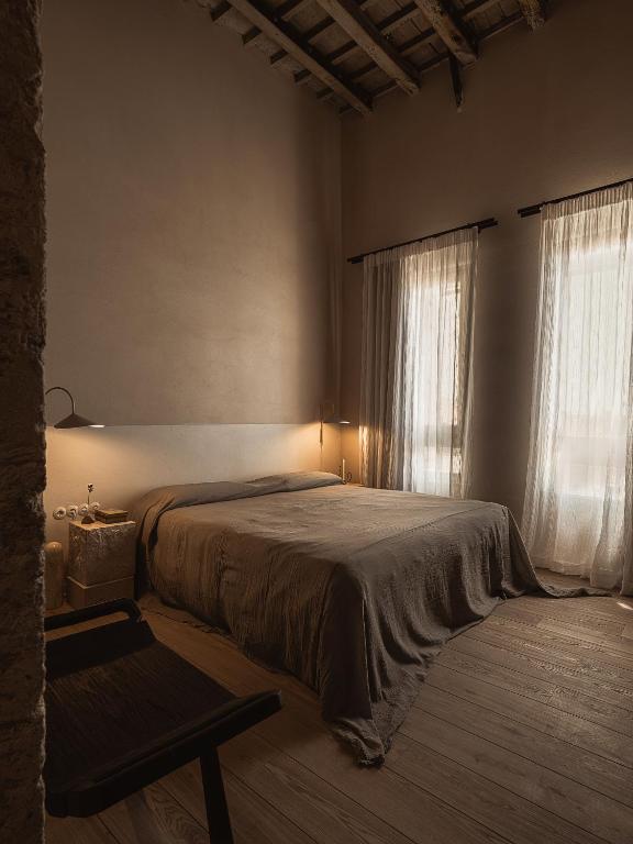 Postel nebo postele na pokoji v ubytování Aisha Hotel