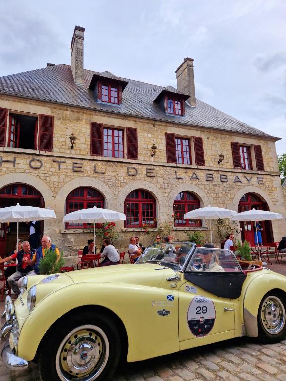 Fotografie z fotogalerie ubytování HOTEL DE L'ABBAYE DE LONGPONT v destinaci Longpont
