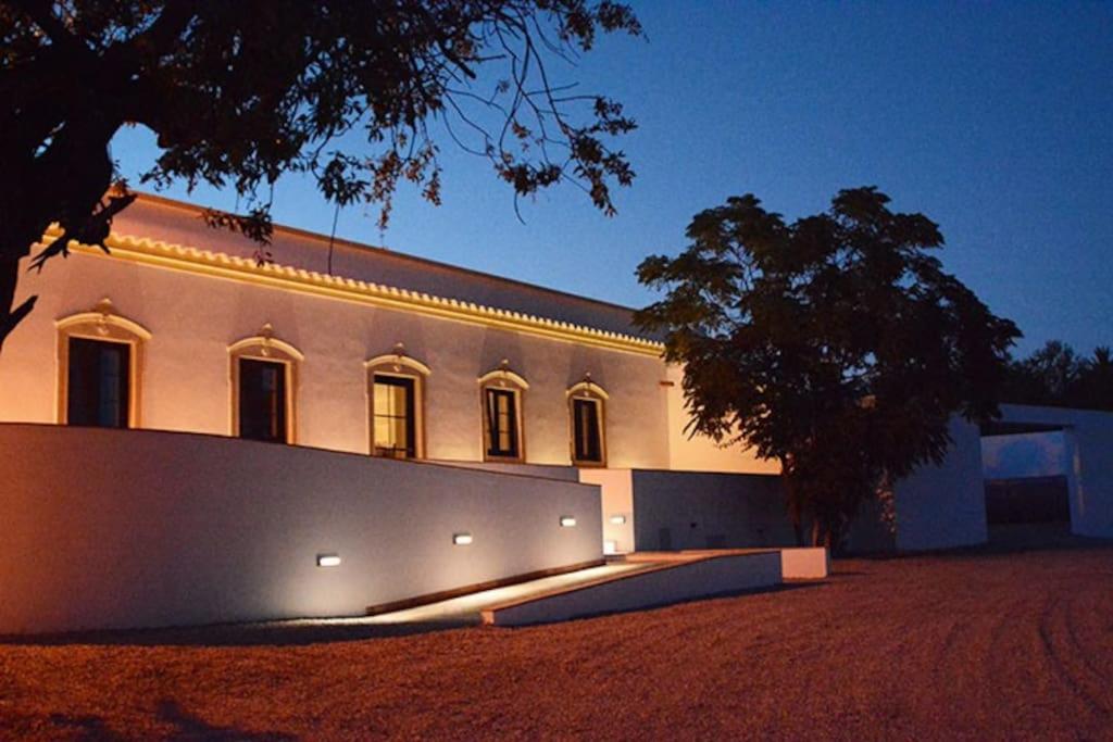 ein großes Gebäude mit seitlicher Beleuchtung in der Unterkunft Quinta do Coelhoazul in Quelfes