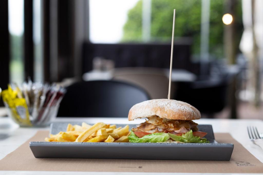 Hotel Santiago Apóstol - Resim 13