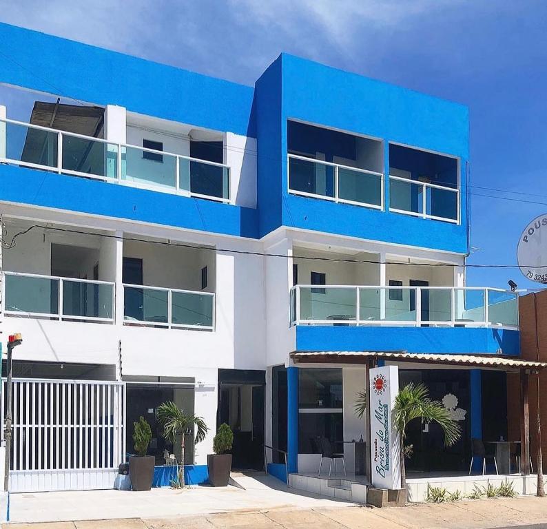 niebiesko-biały budynek z palmami przed nim w obiekcie Pousada Brisa do Mar w mieście Aracaju