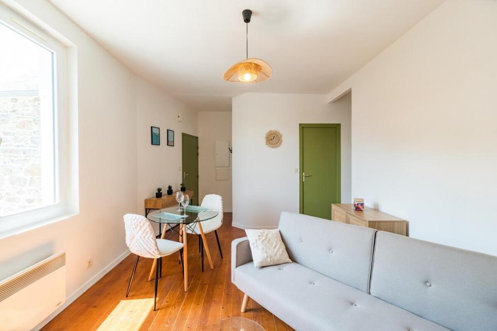 un salon avec un canapé et une table dans l'établissement appartement Le Reflet du Port du Legue plerin, à Plérin