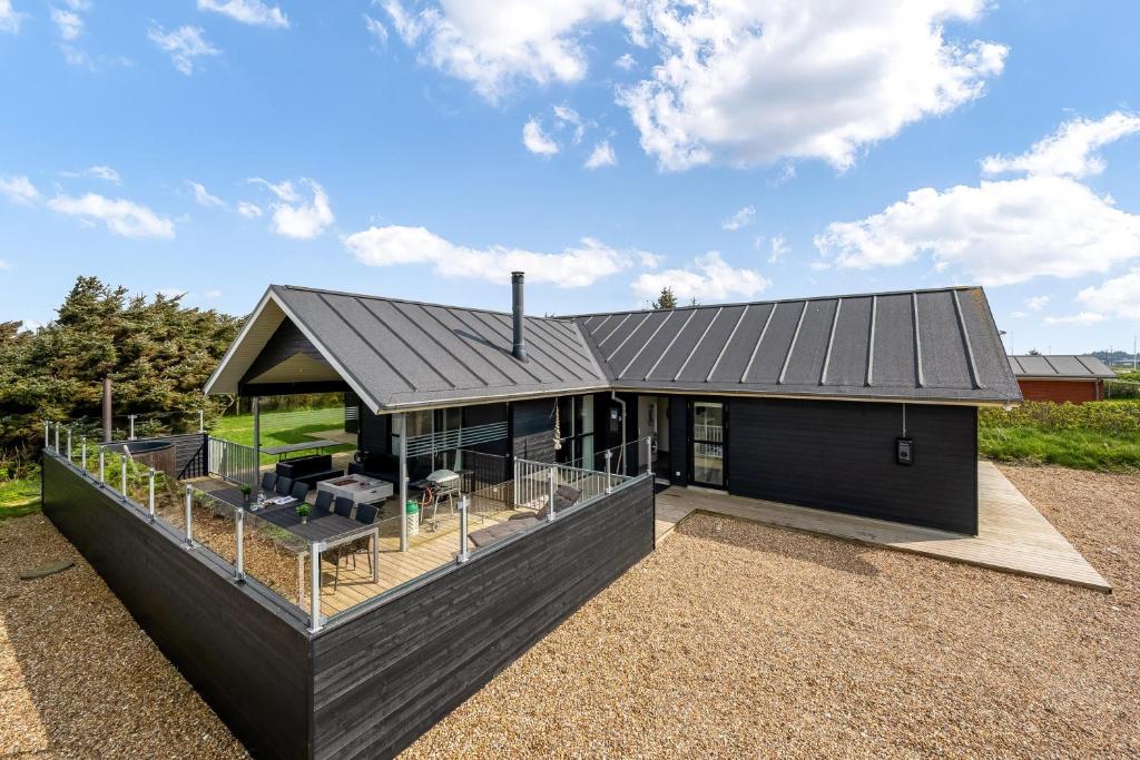 Exclusive Activity House From 2018 - 1022 في رينكوبنج: منزل أسود بسقف أسود