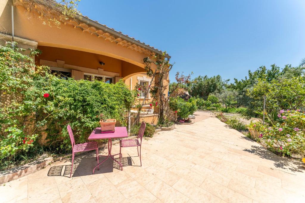 タラスコンにあるMaison de vacances Provenceの家の外に置かれたピンクのテーブルと椅子
