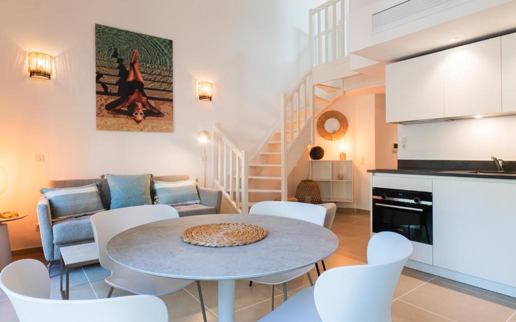 une cuisine et un salon avec une table et des chaises dans l'établissement Duplex Celeste, centre-ville, à Saint-Tropez