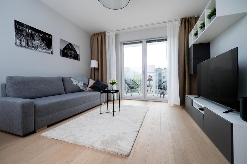 TV a/nebo společenská místnost v ubytování Łódź Manufaktura - Balcony & Workspace by Rentujemy